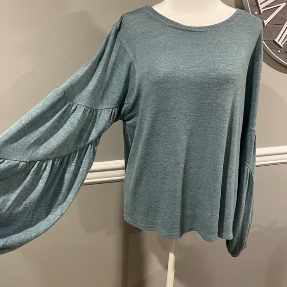 Women's Long Sleeve Puffy Sleeve - comfy Dress up or dress down -Size La… - Picture 6 of 7